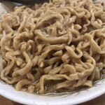 ラーメン二郎 - 天地返しをするとスープを吸いまくってウマし色になった麺。デフォでもワシッとモチッとウマい！