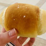 TANI ROKU BAKERY PANENA - 塩パン♡(150円)   塩パンなのでてっきり固めなのかなと思ってたんですが真逆でした！ふんわりもっちりしててバターの風味が効いており、噛めば噛む程旨みが増してくるおいしい塩パンでした♡良き…