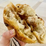TANI ROKU BAKERY PANENA - 中には栗のペーストと栗まるごと、そしてまろやかなホワイトチョコとバターが練り込まれていました♡これもお気に入り…リピ確…最高にうまい…