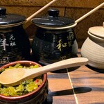 勝烈亭 - 洋風ソースと和風ソース、高菜