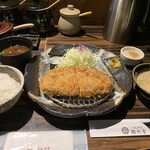 勝烈亭 - 赤だし・ごはん・キャベツはお代わり自由