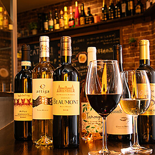 You can enjoy a wide variety of alcoholic drinks such as wine and bottled beer at reasonable prices.
