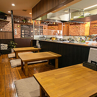 [Near the station] The stylish space is perfect for a casual drink alone or a girls' night out.