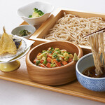 Seiro荞麦面和三文鱼/牛油果散寿司配天妇罗