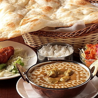 Enjoy your lunch with a set menu where you can enjoy curry and naan at a great value!