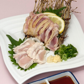 新鮮なももとむねのタタキは旨味が溢れるジューシー感