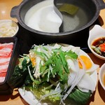 Shabusai - 牛1＋豚1のお肉に取り放題の野菜・ご飯・うどん等付いて1419円のしゃぶしゃぶランチ