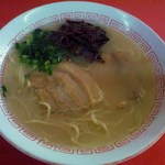 長崎屋 - ラ―メン（４５０円）　すっきりの豚骨スープ、そしてモチモチの中太麺、肉厚のチャーシューといい、素晴らしく美味しかったです