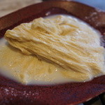 宇豆基野 - すくった湯葉は岩塩を付けていただきます。