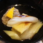 宇豆基野 - 椀：清汁仕立て、鴨つくね、生麩、焼葱