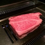 桜苑 - 分厚くどでかい肉を畏れ多くもそのまま鉄板の上で焼かせていただきます、最初から切り分けた方が良かったのかな？
