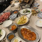 焼肉　松寿苑 - 料理写真:テーブルパンパン