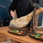 リストランテ ピノキオ - この生ハムコーナーからピノートークが爆発しました。ナイフを当てては外して話すを繰り返すこと幾十、一向に話が止まりませんwそういうのをおおらかに楽しめる方に来てほしいんでしょうね。