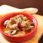 雞頸肉和蘑菇的大蒜橄欖油風味鍋