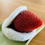入河屋 三ヶ日本店 - おっきな紅ほっぺの苺大福 4L   420円