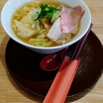手打ち正麺 Hachimitsu - 綺麗な店内に器等☝️