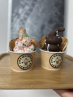 h Good Eats by city icecream&coffee - 当店名物・白へびソフト