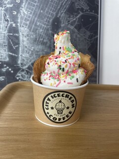 h Good Eats by city icecream&coffee - 当店名物・白へびソフト