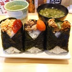 おにぎりごりちゃん なんば店 - 定番のしゃけ＋筋子　肉そぼろと黄身　焼肉でももっと頼みたい