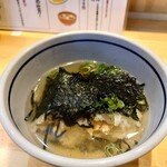 おにぎりごりちゃん なんば店 - 〆はお出汁が用意されているので茶漬けでサラッと。でも、どれで茶漬けにします？また悩ませるのかあ
