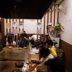 おお蔵 - 店内の風景です。入口から撮ってます。入って直ぐに大きな鉄板があります。