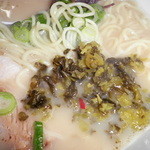 Kyuushuu Ramen Yaoki - 少し食べたら高菜をオン！