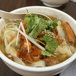 Toushoumen Shuka - 葱と煮込みチャーシュー乗せ刀削麺