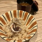 割烹 うめもと - なめこの赤だしと共に