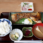 酒と魚 海神-UMIGAMI- - 日替わり鮮魚の焼き魚定食 ¥1,500　蟹の味噌汁、巨大カマ、お刺身、湯葉とお新香