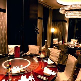 ２名様〜４名様のソファー個室・５名様〜最大50名様の円卓個室