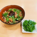 三商巧福 - 麻辣牛肉麺（パクチ追加トッピング）