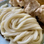 手打うどん 麦蔵 - かしわざる790円。麺やや太め、コシやや強め、ツルもち食感。麺もかしわ天も美味い一杯でした。