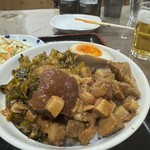 一碗雲呑 - 高菜率が高い煮込みがドーンと掛かった肉魯飯｡八角の香りは少し控え目？玉子を崩して和えていただくと風味倍増！ご飯はぎっしり目｡