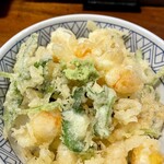 蕎麦と天ぷら やまうち - 海老と小柱のかき揚げ