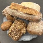 Backerei Brotzeit - チャバタ、バゲット、レーズンアーモンドオレンジピール、ブランコ、ドライザーテン ブロートヒェン、おまけの小さいパン
                        