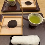 桂新堂本店 お食事処 百福庵 - 食後の海老せんべいと煎茶