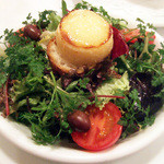 ラミティエ - 温かいシェーブルチーズ(クロタン・ド・シャヴィニョル)のサラダ(+105円)