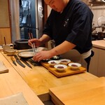 すしやのたい悟 - 調理中の大将。