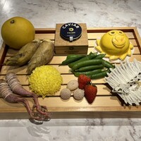 Artisan - 本日の食材。ぷりっぷりのグリンピースや鳩のソーセージに目が釘付け！旬の筍、大好きな文旦や苺も楽しみ♥️