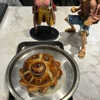 Artisan - サウザンサニー号を象った小鳩のパイ包みはアルティザンの看板メニュー。ONEPIECE好きにはたまらないのでは？(*´艸`*)