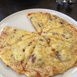 Pizza＆イタリアンレストラン NICOLA - 熟成されたゴーダチーズがとろけて懐かしのピザの味濃厚です