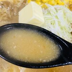Menya Tomiyoshi - 豚骨ベースのスープは、ラードが効いてアツアツ♫