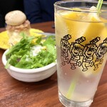 Chikappa - ・丸ごとレモンサワー、グリーンサラダ(お通し)、ポテサラ