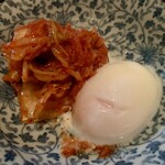 快食酒房馬車屋 - 温玉キムチ。家の定番にします。納豆も乗せて朝飯にいいかも。