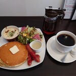 喫茶トモ - 料理写真:●ホットケーキランチ　1,380円

を注文してみた

■ホットケーキクラブ会員は100円引き❕
（カード発行代金に100円が必要だけど何度も使える）

何度もこのお店に来る場合はお得になるよねえ♪