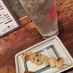 やきとり 駅 - ニンニク焼きとレモンサワー