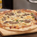 トリワイン ＰＩＫＯＳＨＨＨＵ - あめ色新たまねぎとマッシュルームのゴルゴンゾーラピザ