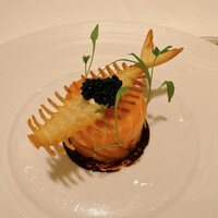 オーベルジュ・ド・リル ナゴヤ - 魚の形が可愛い！！燻製サーモンのクッサン。キャビアの味変力がすごい。