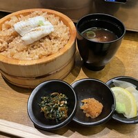 焼うお いし川 名古屋 - 炙りたての魚に薬味をのせて赤酢シャリといただく