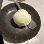 Kakimo Birumonama Ga Suki. - デザートアイス。バニラじゃなくてミルクの味で美味しい！